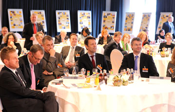 Blick auf die Gäste im Saal