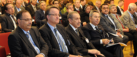 Blick in den gut gefüllten Konferenzsaal während der Eröffnungszeremonie