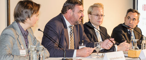 die Redner auf dem Podium