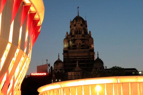 beleuchtete Pavillons bei Nacht
