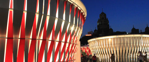 beleuchtete Pavillons am Abend