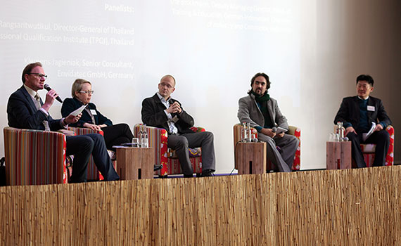 Sprecherin und Sprecher der Session 2 auf dem Podium