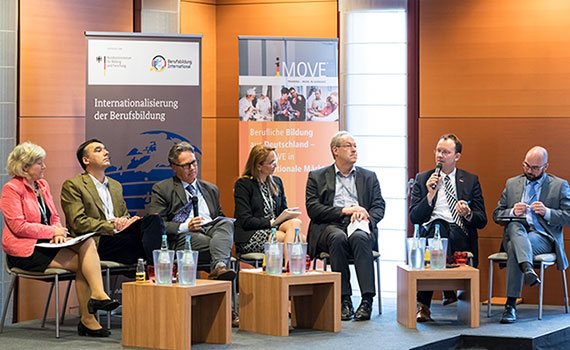 Diskutanten sitzen auf dem Podium bei einer Paneldiskussion