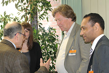 vier Seminarteilnehmer im Gespräch