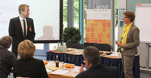 Blick in den Seminarraum auf Referent und Referentin