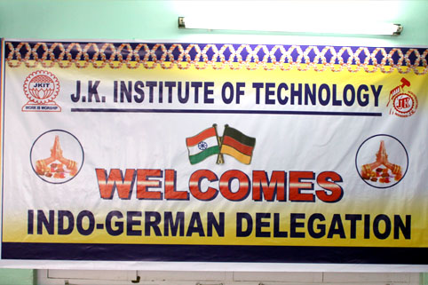Plakat mit Willkommensgruß an die Delegation