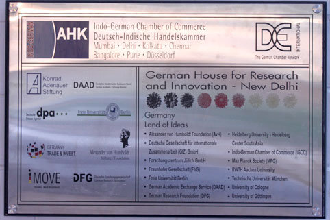 Schild am Haus mit iMOVE-Logo