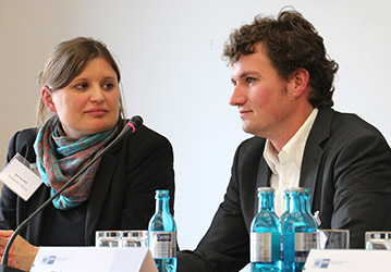 Mann und Frau sitzen auf dem Podium