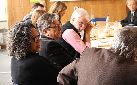 Szene der Veranstaltung: Bildungsanbieter sprechen miteinander am Runden Tisch
