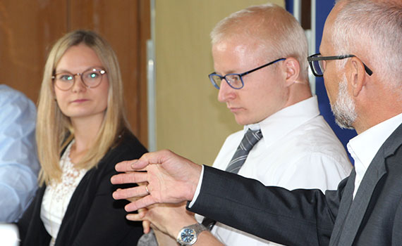 Nahaufnahme einiger Bildungsanbieter während des Seminars