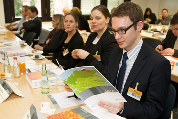 Referent schaut in iMOVE-Marktstudie