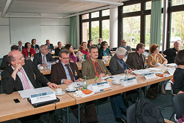 Blick auf alle Seminarteilnehmerinnen und -teilnehmer an Tischen