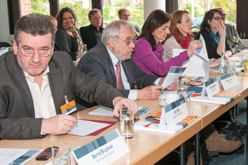 Mehrere Seminarteilnehmer und -teilnehmerinnen an Tischen