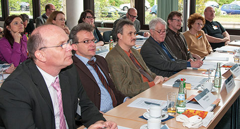 Blick auf die Teilnehmer des Seminars an Tischen