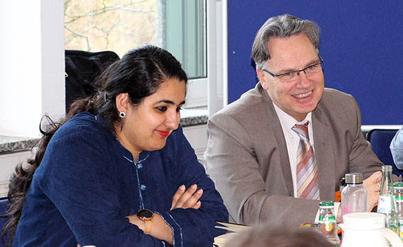 Nahaufnahme Teilnehmerin und iMOVE-Leiter beim Seminar zur Berufsbildung Indien