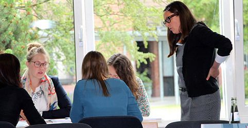 Referentin spricht mit Arbeitsgruppe