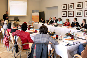 Workshop-Raum mit Referent und Teilnehmern