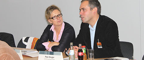 Teilnehmer spricht zu Referent