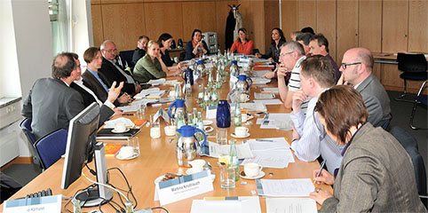 alle Teilnehmerinnen und Teilnehmer am Runden Tisch