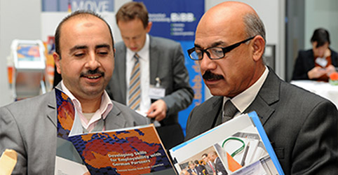 zwei Araber lesen in iMOVE-Publikation