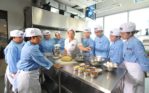 mehrere philippinische Personen bei einem Training im Bereich Kochen