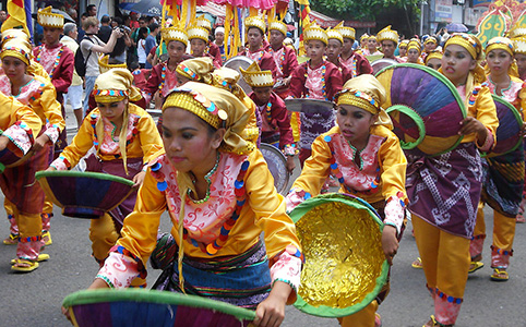 Menschen bei traditionellem philippinischen Tanz
