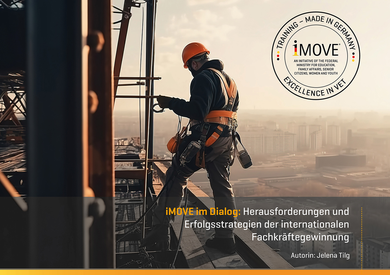 Mann in Sicherheitskleidung steht hoch über einer Stadt auf einem Baugerüst