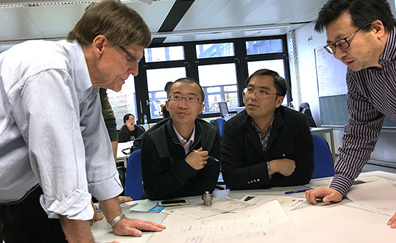 Ausbilder aus Deutschland diskutiert mit drei Lehrkräften aus China
