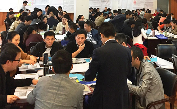 Blick auf immense Anzahl chinesischer Teilnehmer einer Fortbildung