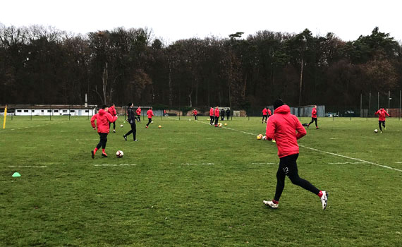 Fußballer bei Passübungen auf dem Rasenplatz