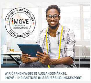 Titel des Flyers zeigt einen Mann mit Laptop in der Hand und Maßband um den Hals
