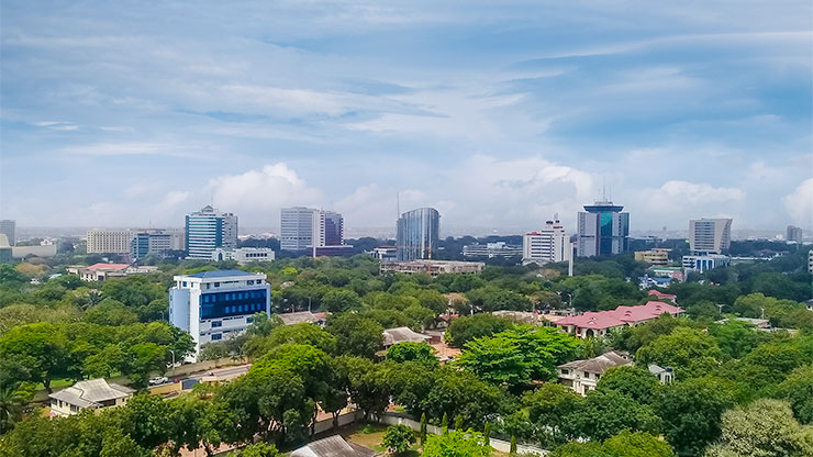 modernes Wohngebiet mit Hochhäusern in Accra, Hauptstadt Ghana, aus der Vogelperspektive
