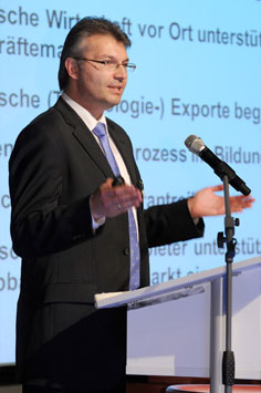 Sprecher auf dem Podium