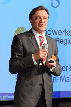 Sprecher auf dem Podium