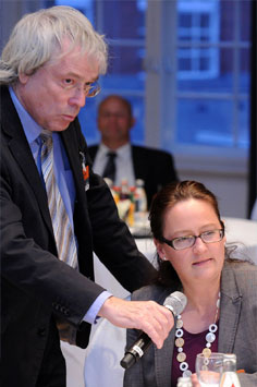 Moderator mit Besucherin