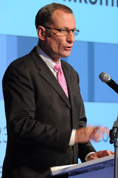 Redner auf dem Podium