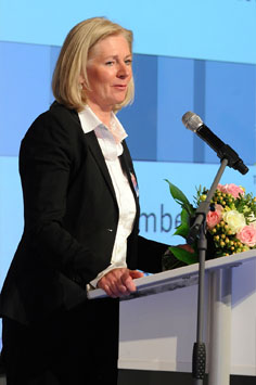 Rednerin auf dem Podium