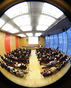 Fischaugen-Perspektive: Blick in den mit Teilnehmer gefüllten Konferenzsaal