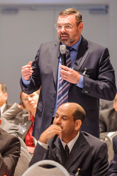 Zuhörer spricht in Mikrofon