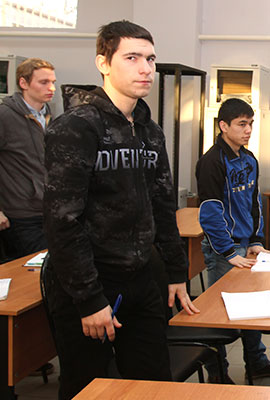 Schüler stehen hinter ihren Pulten