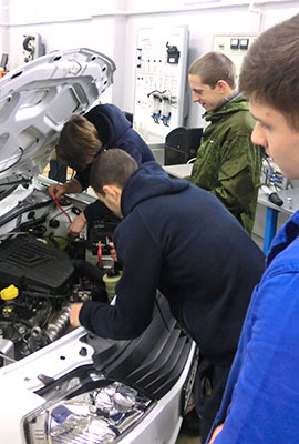 junge Männer beugen sich über Motorhaube