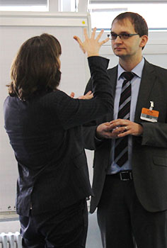 Referent und Teilnehmerin im Dialog