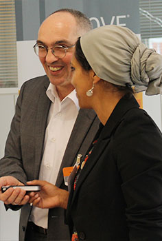 Mann und Frau lachen miteinander