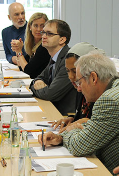 Sitzreihe mit Teilnehmerinnen und Teilnehmern
