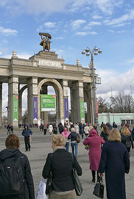 Menschen strömen durch großes Tor