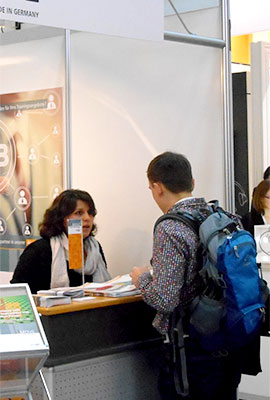 zwei Personen im Beratungsgespräch zum Berufsbildungsexport am iMOVE-Messestand