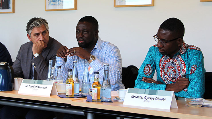 Ghanaer spricht zu den Anwesenden des Round-Table