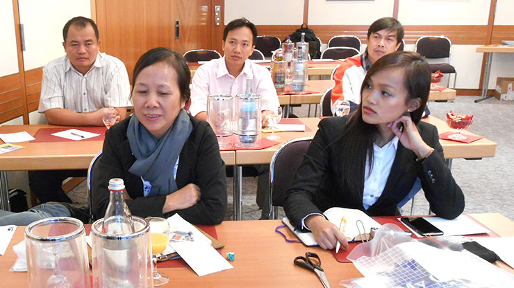 Vietnamesen und Vietnamesinnen der Delegation