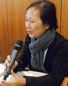 Nahaufnahme einer Vietnamesin, die in Mikrofon spricht