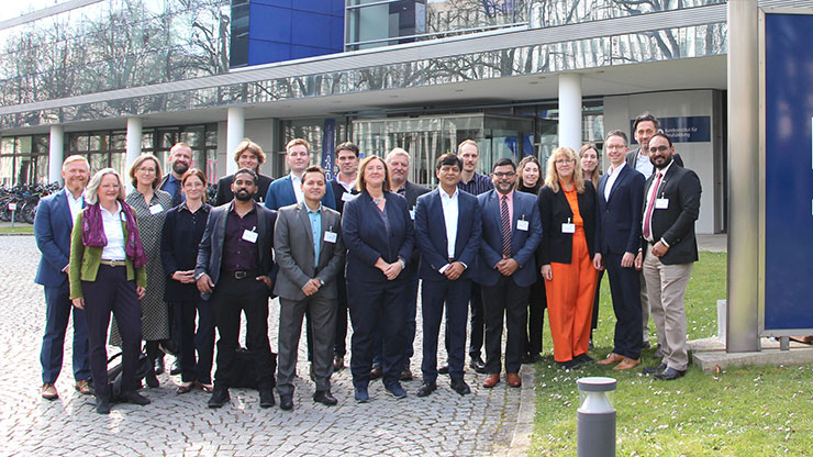 Gruppenbild mit indischen Gästen und deutschen Gastgebern